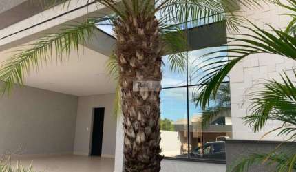 Charmosa Casa Térrea em Condomínio Fechado com Piscina, 03 suítes na cidade de Indaiatuba.