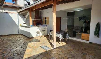 Casa para Venda em Taubaté, Jardim Gurilândia, 5 dormitórios, 2 suítes, 3 banheiros, 4 vagas