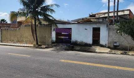 Casa em ótimo terreno para reforma a venda.