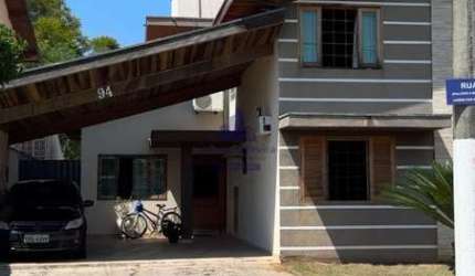 Casa de luxo em condomínio: 4 quartos, 1 suíte, 3 salas, 3 vagas, 200m² - Taubaté-SP, bairro Estiva.
