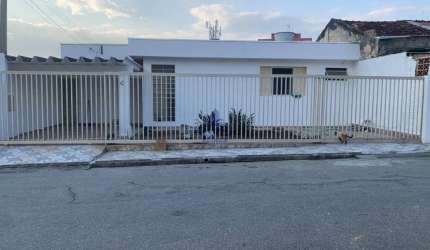 Casa à venda em Taubaté-SP na Vila Nossa Senhora das Graças: 3 quartos, 1 suíte, 2 banheiros, 2 vagas, 190m². Aproveite!