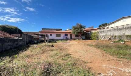 Imperdível oportunidade: Casa à venda no Jardim América, Taubaté-SP, com 2 quartos, 1 sala, 1 banheiro, 4 vagas de garagem e 100m².