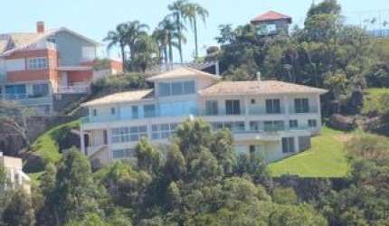Belíssima residência alto padrão no melhor condomínio fechado em Cacupé
