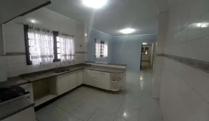 Excelente Sobrado com 3 dormitórios, sendo 1 suíte, 4 vagas, salão de festas! Localização privilegi