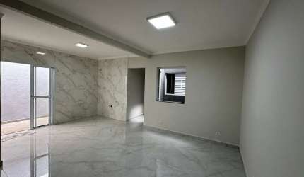 More a 200 metros do Bosque Maia – Casa Térrea Reformada no Parque Renato Maia com Conforto, Sofist
