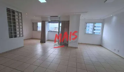 4 quartos, sala para 3 ambientes e duas garagens próximo à praia