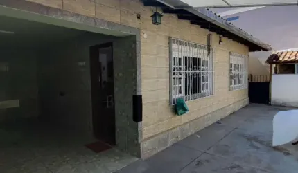 Casa para Venda em Teresópolis, Tijuca, 5 dormitórios, 4 suítes, 2 banheiros, 2 vagas
