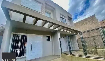 Sobrado no Guarujá de 3 dormitórios e vaga
