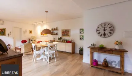 Casa térrea, 3 quartos, edícula, com 2 suites, pátio - Bairro Guarujá