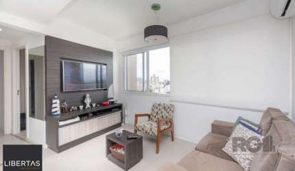 Apartamento andar alto que possui 2 dormitórios, sendo 1 súite, living para 2 am