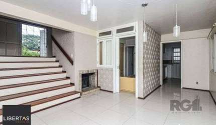 Excelente casa de 147m² com 3 dormitórios, 4 vagas e 1 piscina.