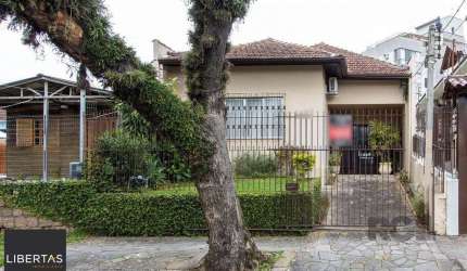 Casa térrea, 2 quartos, 2 vagas, edicula com 1 quarto e um banheiro - Bairro Tri