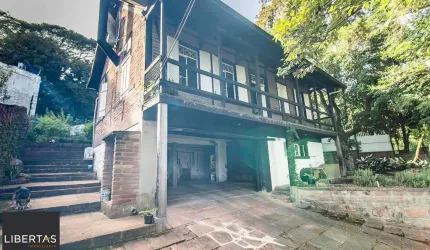 Casa Rústica (Enxaimel) com 3 pisos e pátios amplos.