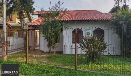Casa no Guarujá de 4 dormitórios e 4 vagas
