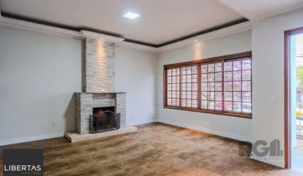 Casa de 214m² com 4 dormitórios, 1 suíte, piscina e 2 vagas no bairro Teresópoli