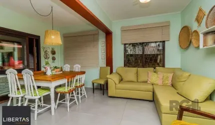 Impecável casa no bairro Medianeira. Living de 3 ambientes com lareira. Com 4 do