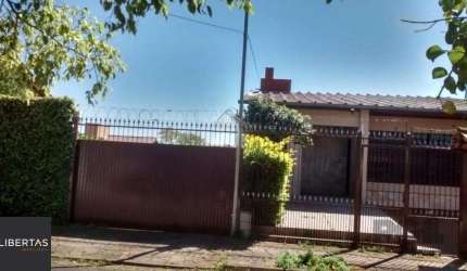 Casa com 3 dormitórios e amplo pátio com grama.