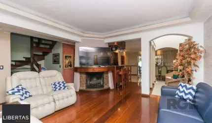 Casa 381m² - 5 dormitórios, 1 suíte, piscina e 6 vagas no bairro São Sebastião