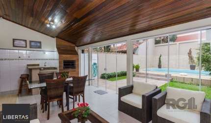 Excelente casa de 379m² com 3 dormitórios, piscina e 4 vagas.