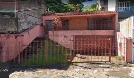 Casa com 03 dormitórios, churrasqueira, pátio com piscina e 5 vagas de garagem n