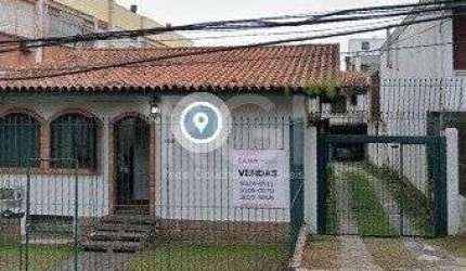 Casa para Venda - 300m², 3 dormitórios, 3 vagas - Petrópolis