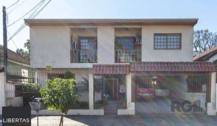 Casa de alvenaria, 3 quartos, 1 suíte, 4 banheiros e 5 vagas de garagem.