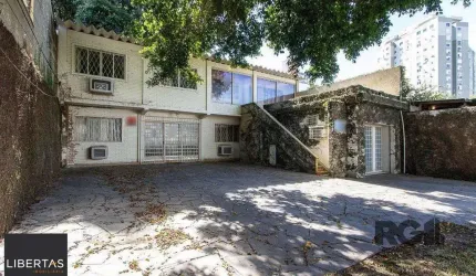 Casa de alvenaria, excelente ponto comercial.