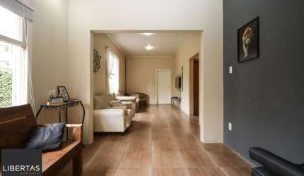 Casa semimobiliada com 188 m² de área privativa com 3 dormitórios sendo 1 suíte
