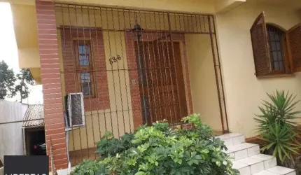Casa para Venda - 250m², 3 dormitórios, sendo 3 suites, 7 vagas - Medianeira