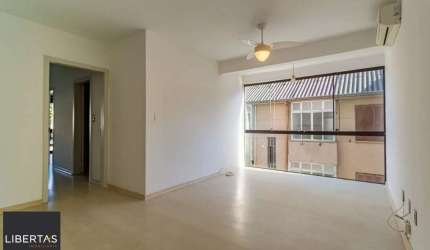 Apartamento com 3 dormitórios e 1 vaga de garagem no bairro Azenha.