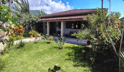 Casa  com  140 m² , 03 dormitórios  a 50 metros do mar