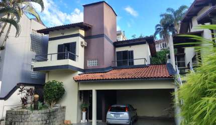 Casa com 02 pisos no bairro João Paulo  em Florianópolis
