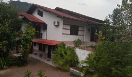 Casa com 02 pisos  , 266 m² e terreno com 2. 522,20 m² .