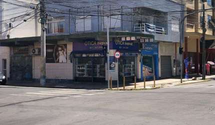 Prédio Comercial com 3 lojas terreas e apto com 3 dormitórios no andar superior