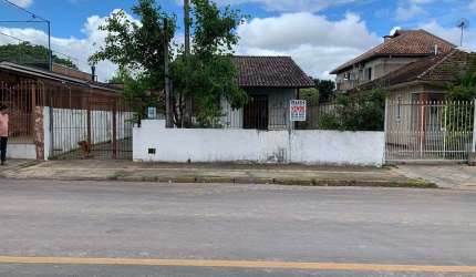 Casa de madeira e sobrado de alvenaria nos fundos rua Santos Dumont Niteroi