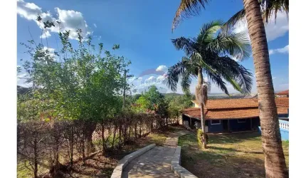 Chácara com piscina, campo de futebol, casa com 4 quartos, sendo 3 suítes no Gravi em Itapira-SP