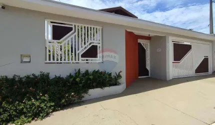 Casa em Holambra com quintal três quartos e cozinha espaçosa