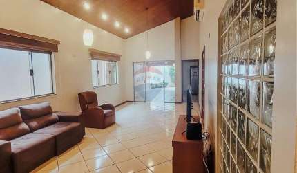 CASA À VENDA, NA REGIÃO CENTRAL DE MOGI MIRIM - $ 680.000,00 (aceita permuta com galpão, barracão ou terreno)