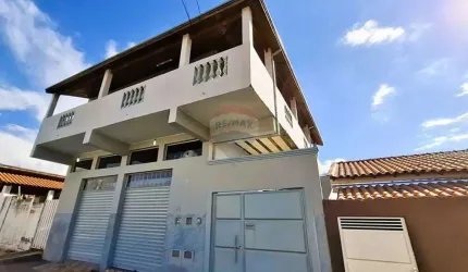 'Casa com salão comercial no Jardim Esplanada: Espaço e Conforto'