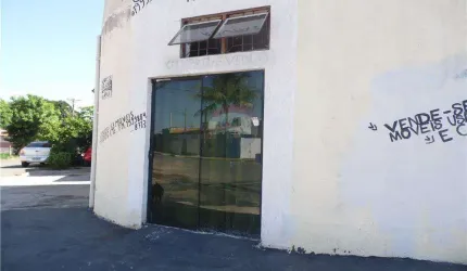 IMÓVEL DE ESQUINA COM TRÊS DORMITÓRIOS E PONTO COMERCIAL