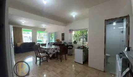 Casa com 3 moradias, potencial de renda de R$9.000 por mês