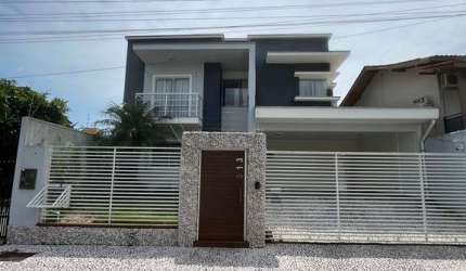 Casa alto padrão com 1 suíte + 3 dormitórios e área gourmet com piscina