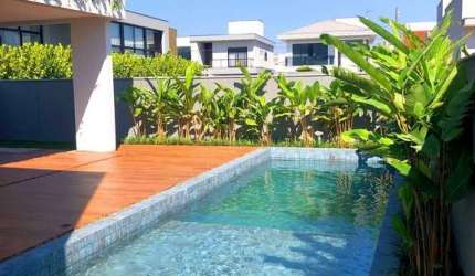 Casa deslumbrante com 3 suítes, 6 vagas e área de lazer, localizada no condomínio Caledônia, em Camboriú