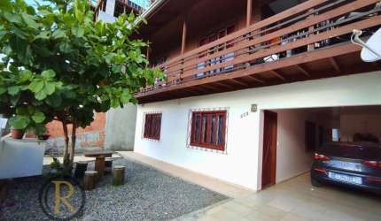3 Casas no mesmo terreno, quintal amplo e área gourmet com churrasqueira
