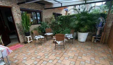 Casa Padrão com 5 Quartos sendo 4 suítes no bairro Aparecida/Santos