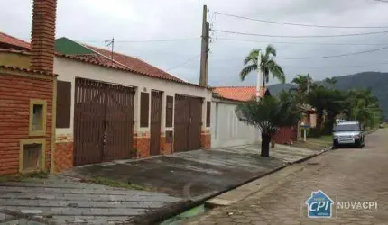 Ampla Casa em Itanhaém – 3 Quartos + Edícula + Garagem para 10 Carros!