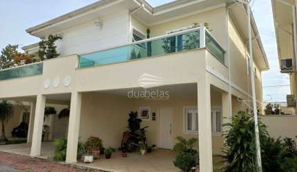 Vendo linda casa em Condomínio de Jacareí.