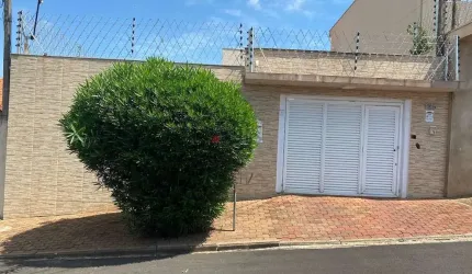 Casa à Venda em Jardim Hikare - 3 Dormitórios, R$ 700 mil