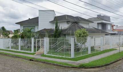 Casa de 385 m², com 04 dormitórios (sendo um deles uma suíte), para venda