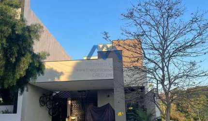 Belíssima Casa em Condomínio à Venda